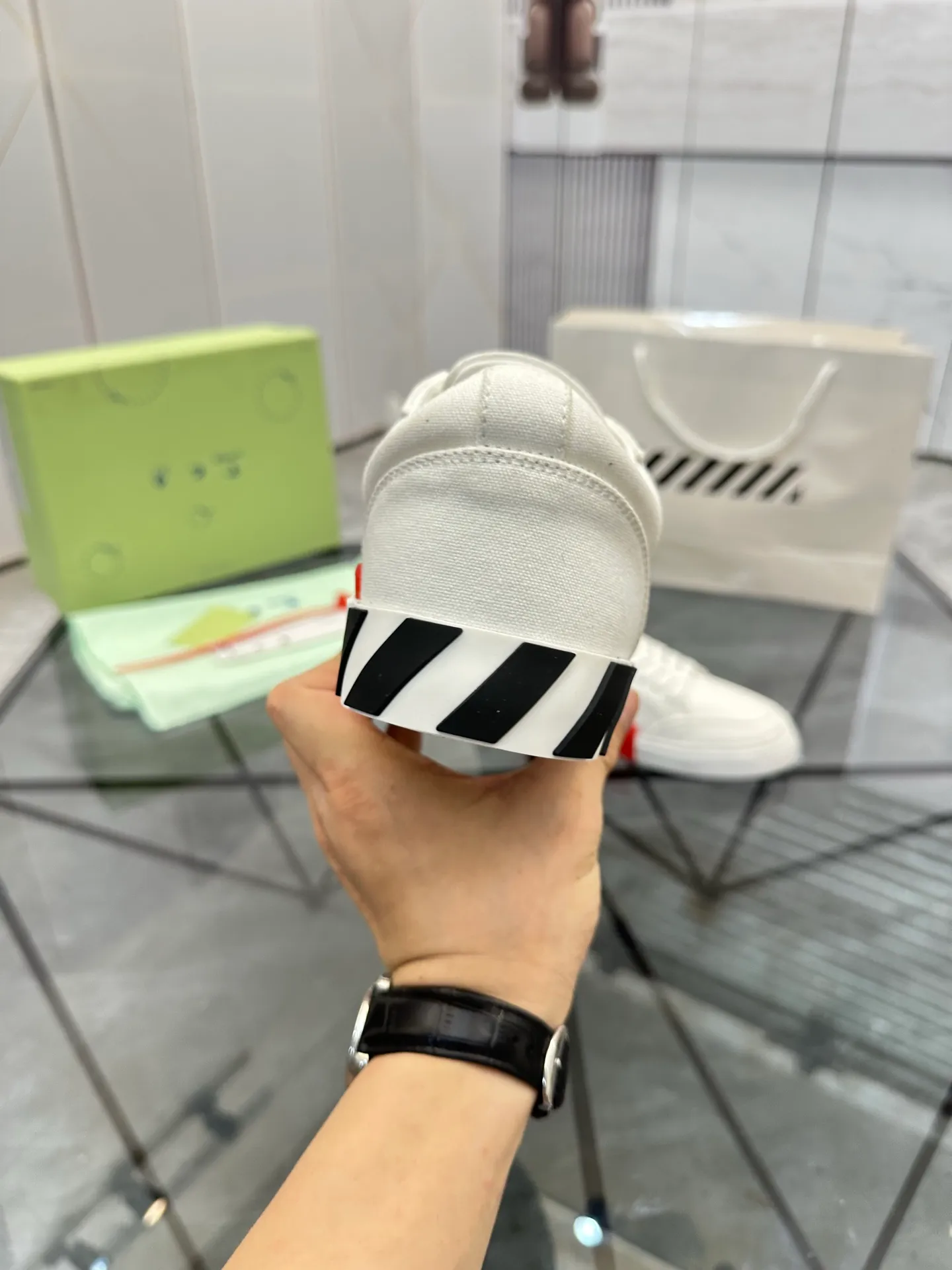 Selling men's shoes 💰: 💰P440¥ Product trademark: OFF WHITE *"OFF WHITE*" low-top casual shoes Regular size: 35-45 (can be customized to 46) Couple style Product materials: Original fabric from the upper counter, breathable lining, original outsole. No.: H203